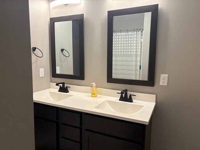 Foto del edificio - 1304 Legend Dr