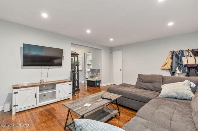 Building Photo - 32 Manor Dr