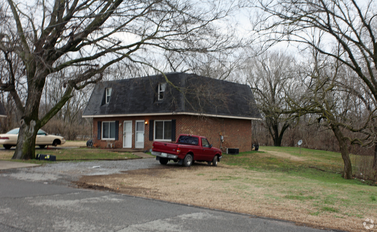 Building Photo - 845 W Eastland Ave