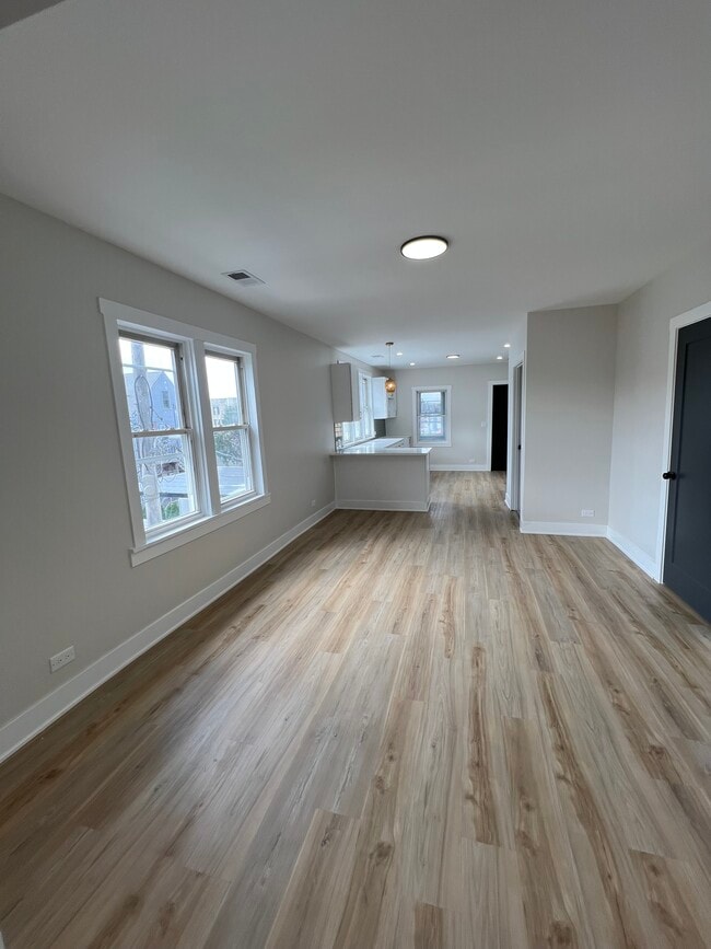 Building Photo - 646 W 47th Pl