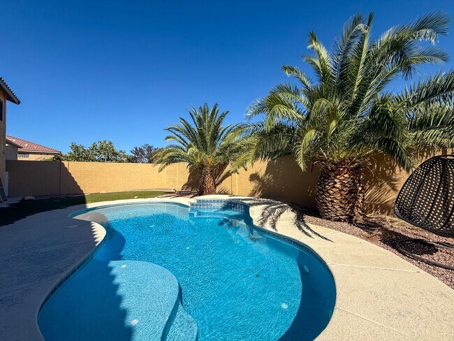 Foto del edificio - SPACIOUS HOME IN GATED COMMUNITY WITH POOL, RV PARKING & 4-CAR GARAGE!