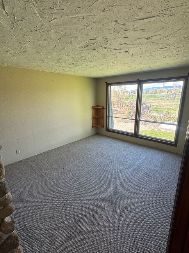 Building Photo - 3 Bedroom Home on Two Acres