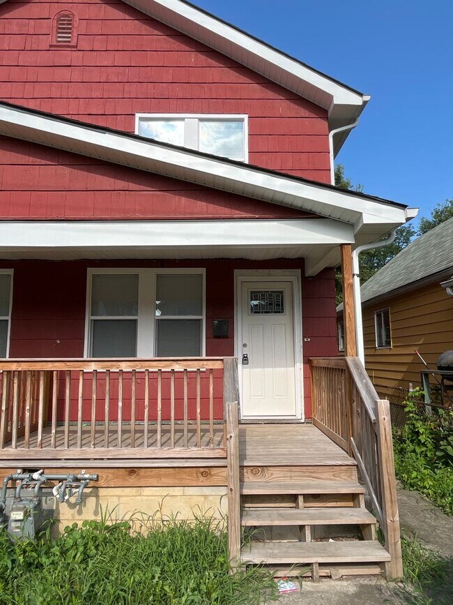 Building Photo - 3 bedroom 1 bathroom duplex