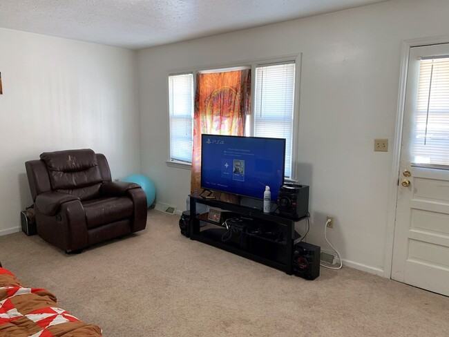 Building Photo - Short Term Lease Available on a 2 Bed 1 Ba...