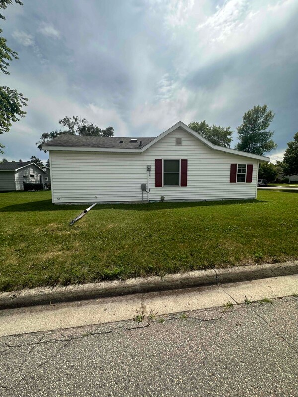 Building Photo - 1024 N Labree Ave