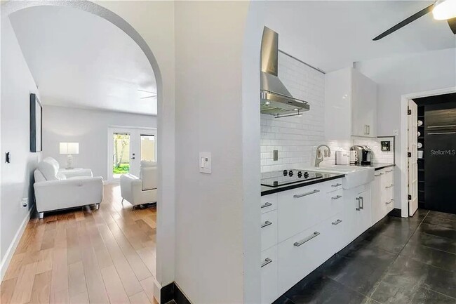 Building Photo - Designer-Remodeled Gem in Ashington Park |...
