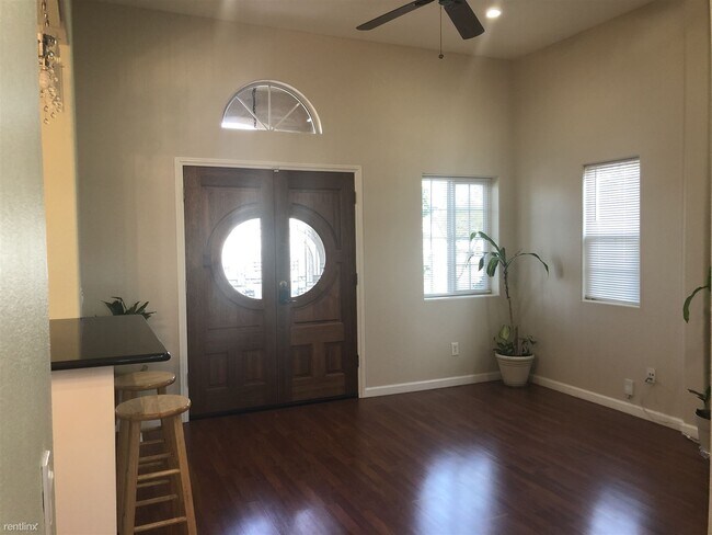 Building Photo - 4 br, 2.5 bath House - 4437 Dwight Street
