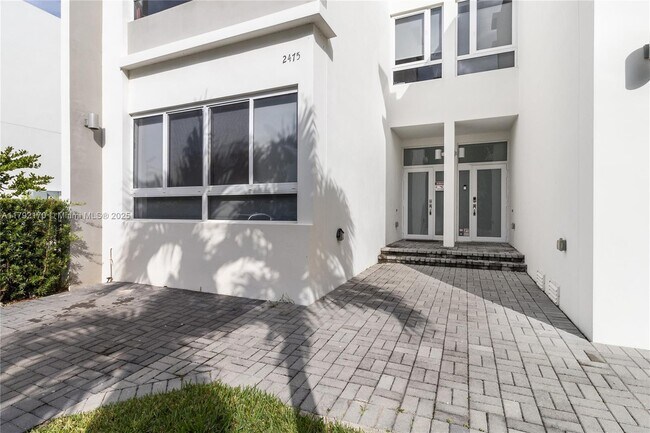 Foto del edificio - 2475 NE 135th St