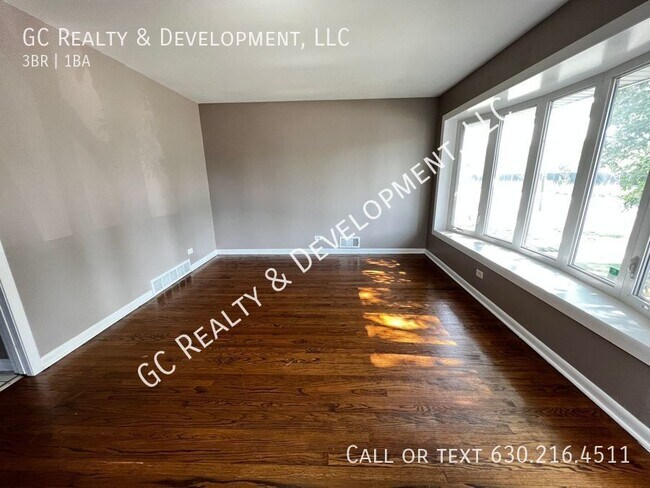Building Photo - ***3 BDRM BRICK BUNGALOW / 1 BTH /  2 CAR ...