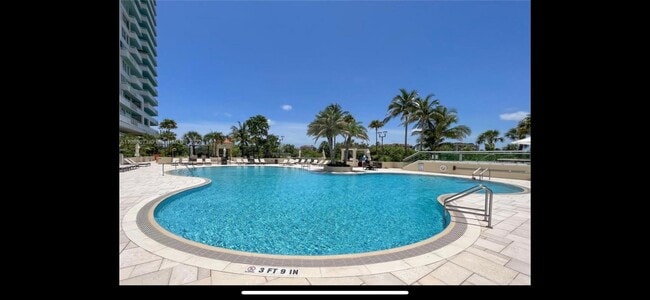Foto del edificio - 400 S Pointe Dr