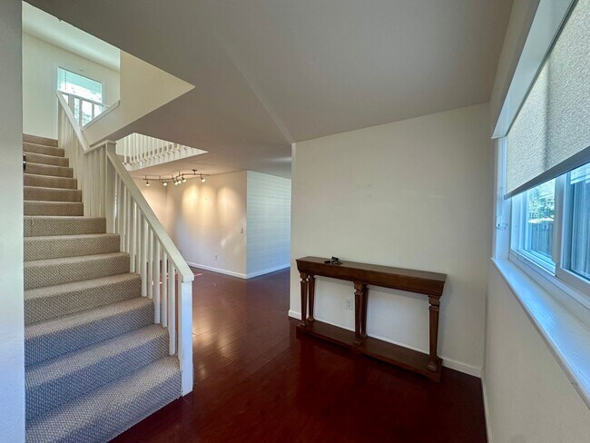 Building Photo - Available December 1st! 5 Bedroom 3 Bath U...