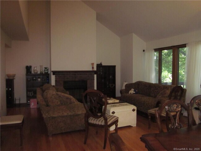Foto del edificio - 690 Forest Rd