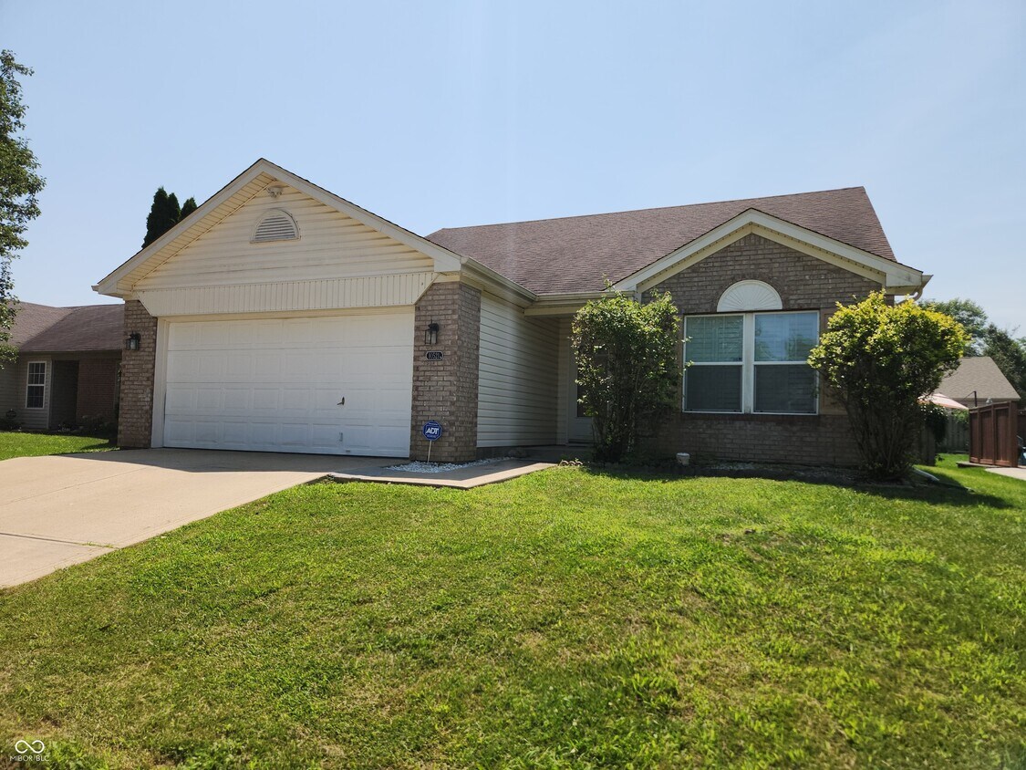Foto principal - 10521 Sand Creek Blvd