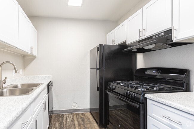 2BR, 1BA - 987SF - Monaco Apartments