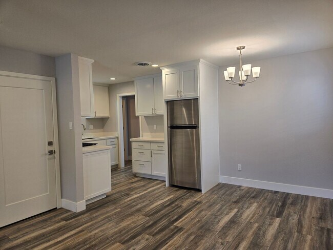 Foto del edificio - 517-519 N Riverside Dr