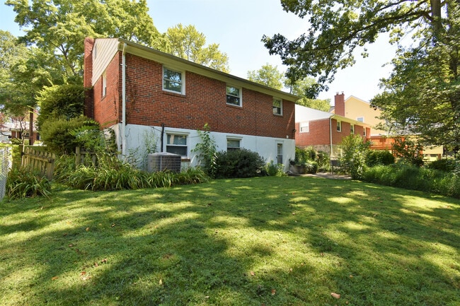 Foto del edificio - Fantastic 4 Bedroom, 3 Full Bathroom, Clos...