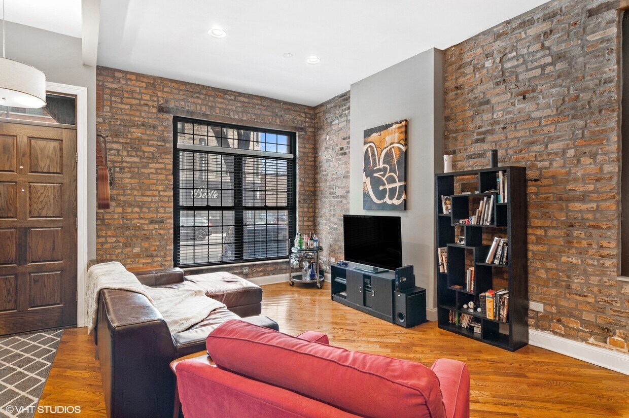 Primary Photo - 2537 W Chicago Ave