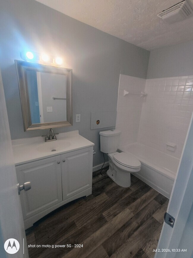 Mueble de baño y inodoro - 5190 Emil Ave SW