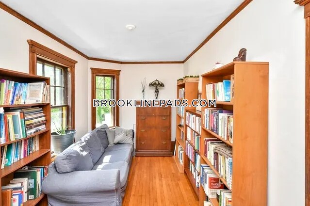 Building Photo - 105 Colbourne Cres