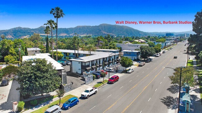 Foto del edificio - Newly Renovated Studio with Pool in Burbank!