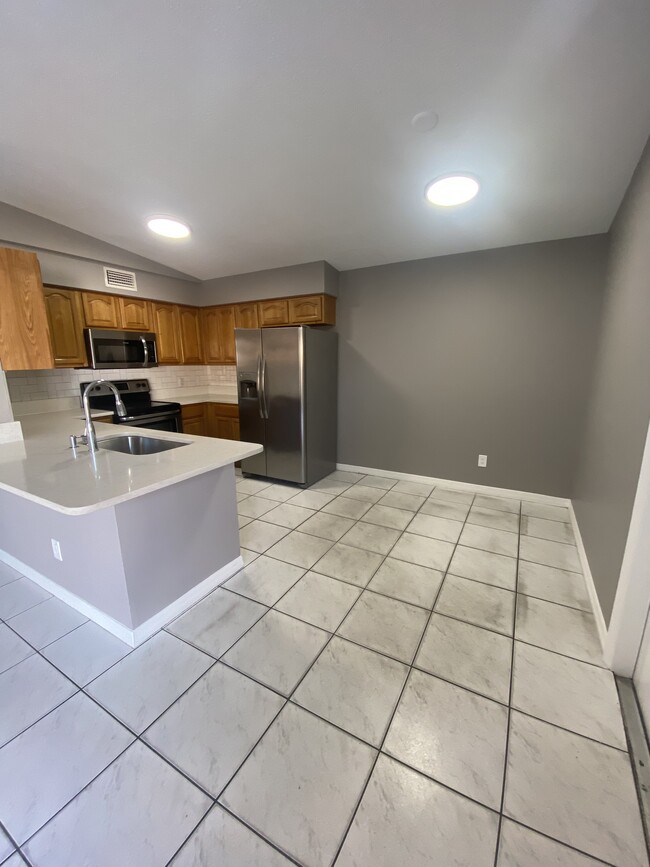 Building Photo - 3405 W Sligh Ave