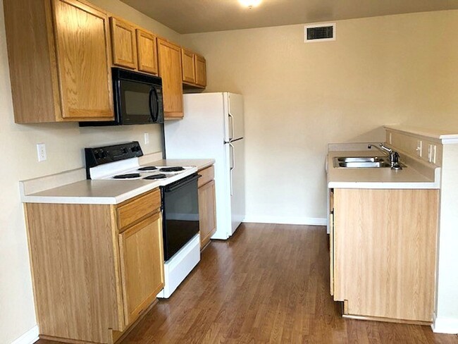 Building Photo - 2BD/2BA CONDO W/ GARAGE!