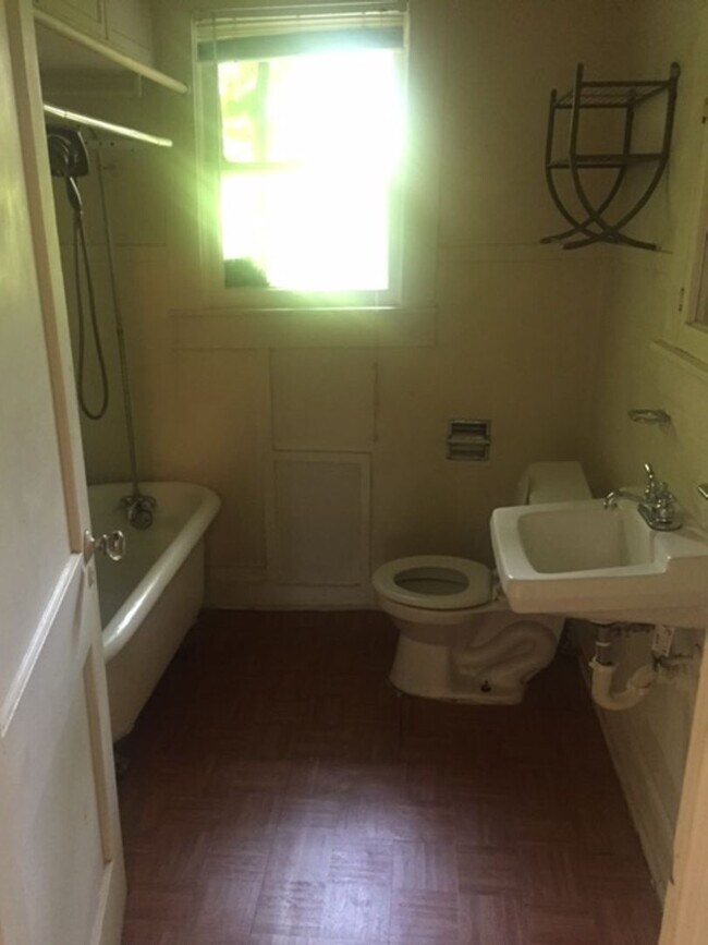 Foto del edificio - 2 BEDROOM 1 BATHROOM HOUSE WITH HUGE FENCED BACKYARD