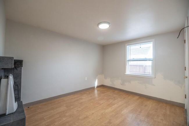 Building Photo - 1109 9th St
