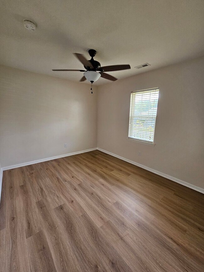Foto del edificio - Well Maintained 3 Bed Home on Half an Acre!
