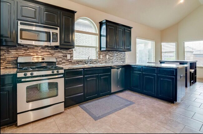 Building Photo - 3045 San Fernando Dr