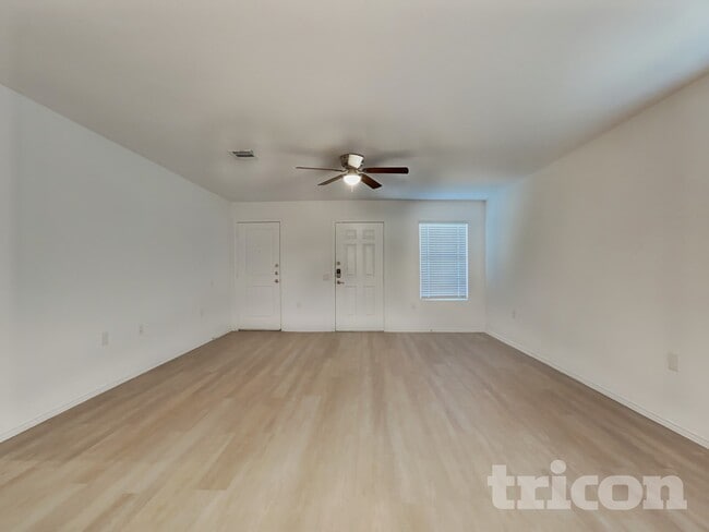 Foto del edificio - 5711 Raven Pl