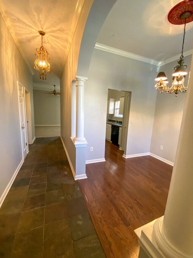 Building Photo - 3 bed, 2 bath in a gated community by Shel...