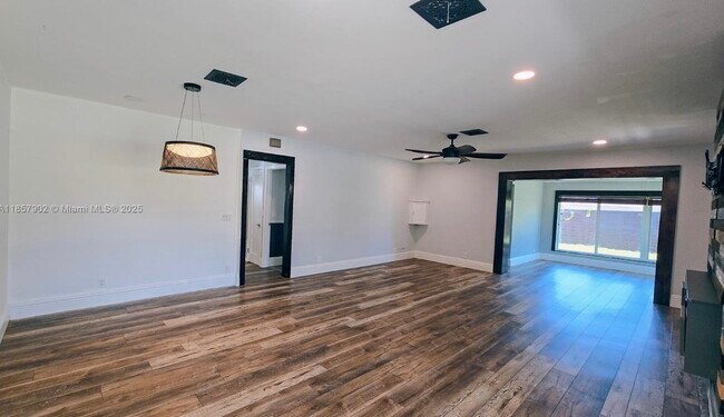Foto del edificio - 4587 Barrett St
