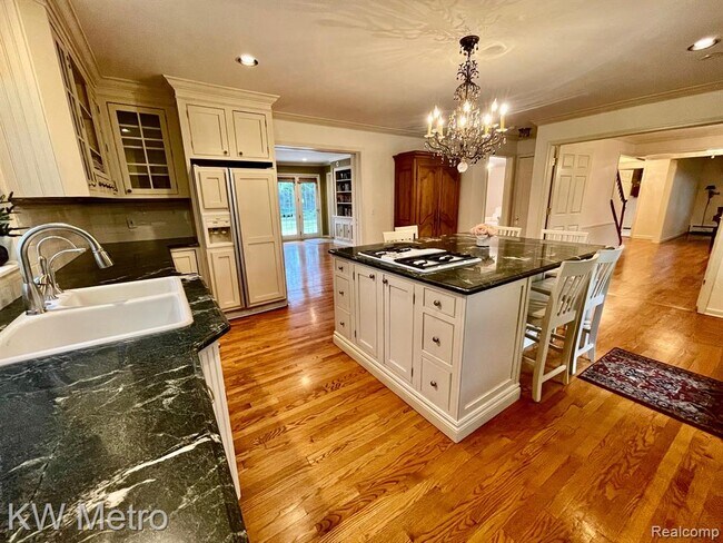 Building Photo - 622 Chesterfield Ave