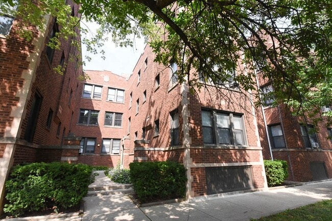 Building Photo - 3600 W Sunnyside Ave