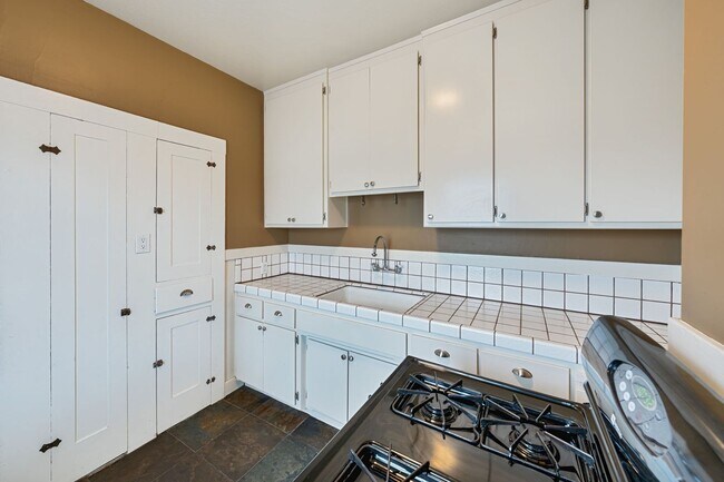 Foto del edificio - Charming Midtown 1-Bedroom Apartment with Private Balcony and Hardwood Floors!