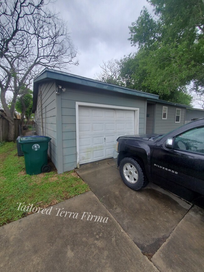 Garage - 1106 Prince Dr