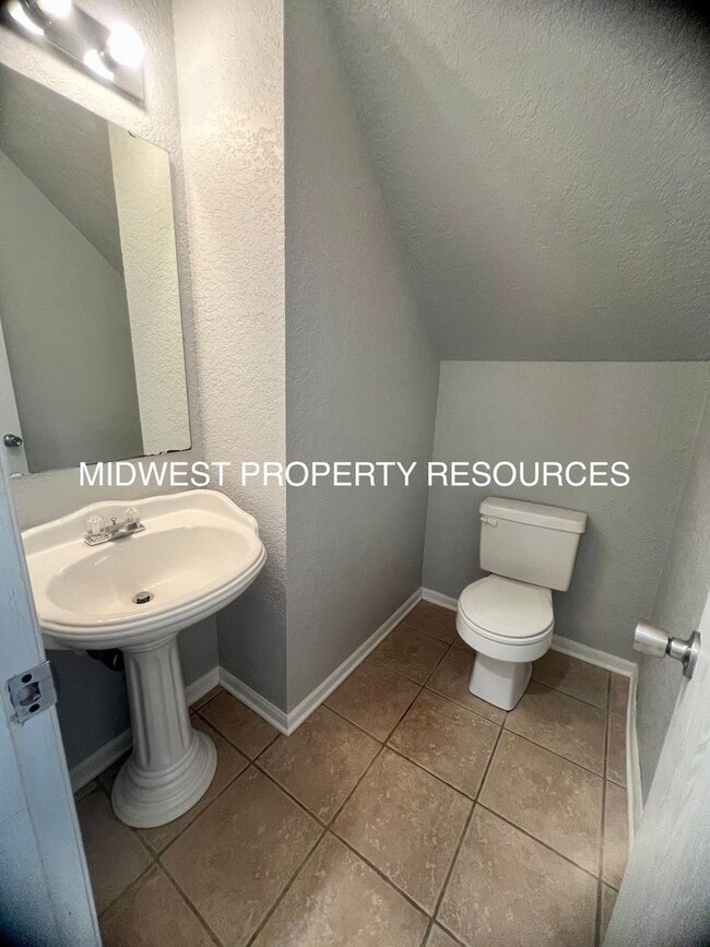 Building Photo - 3 bedroom, 2.5 bath 2 car garage Townhouse