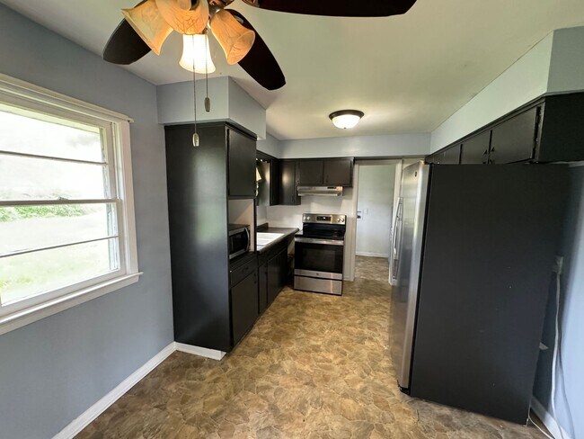 Building Photo - Charming 3-Bedroom, 1-Bathroom Home with Attached Garage – Accepting Section 8