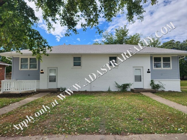 Building Photo - Nice Updated 2 Bed 1.5 Bath Duplex in Basehor-Available in MAY!!