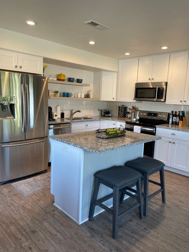 Building Photo - Fully Furnished 2 bedroom, 2 1/2 bath avai...