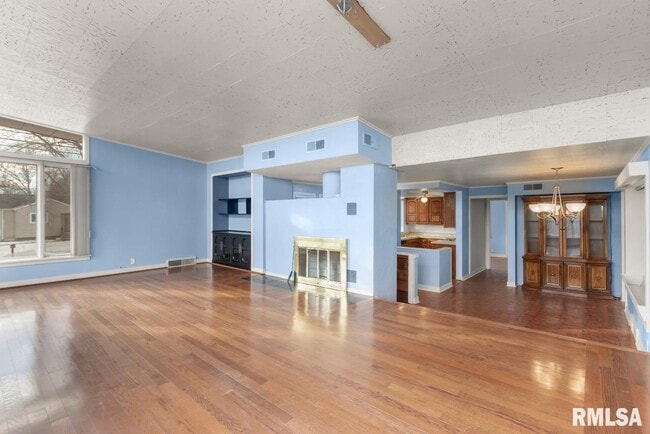 Building Photo - 119 W Clara Ave