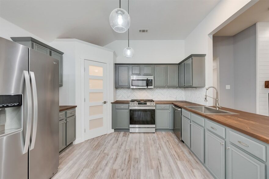 Foto principal - 9216 Newport Ln