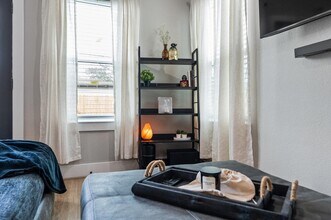 Building Photo - 6904 Covington Dr