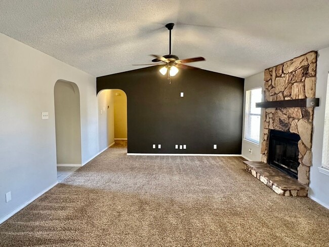 Building Photo - 3 Bdrm/2 Bath Home w/Refrigerated Air Clos...
