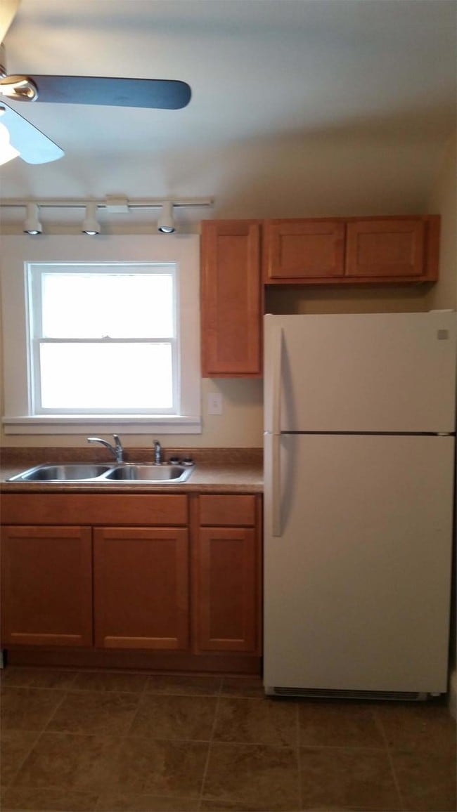 Building Photo - Beautiful renovated 3 bedroom apartment