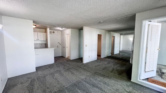 Foto del edificio - Spacious Studio with Oversized Private Dec...