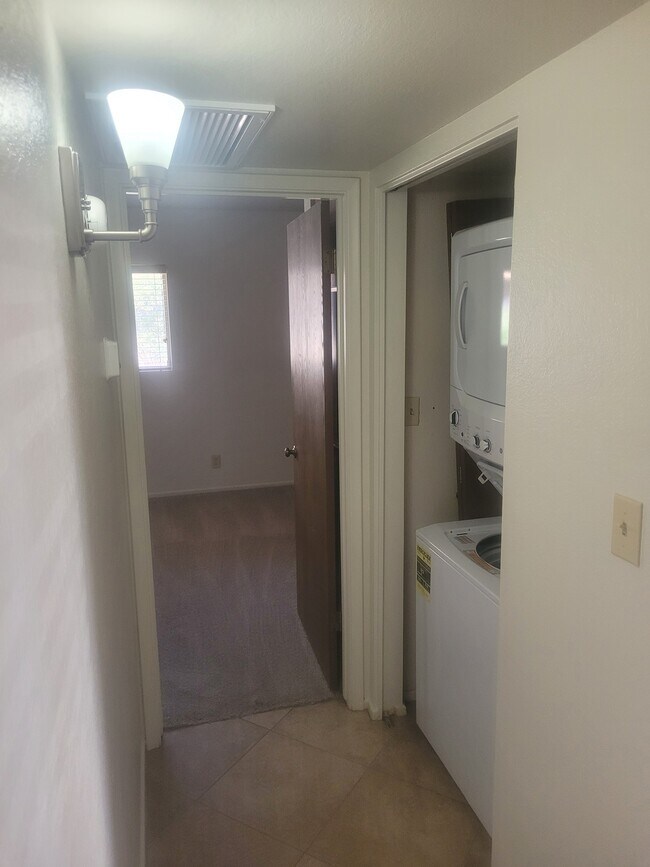 Building Photo - 6413 S Stanley Pl