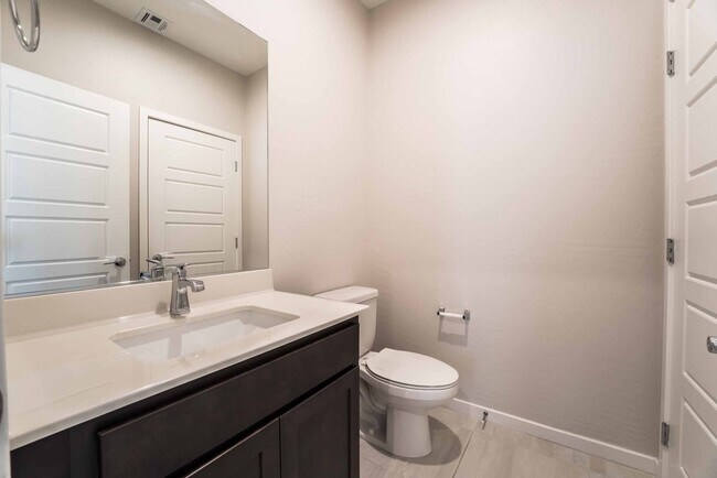 Foto del edificio - Gated Luxury Condo with Upscale Amenities!