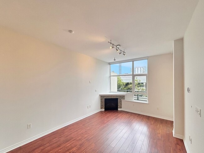 Foto del edificio - Beautiful 2BD/2BA W/ A/C, Reserved Parking, and Private Balcony in Bankers Hill!